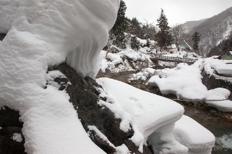 The winter approach through Jigokudani valley to the monkey park, passing Korakukan Ryokan.