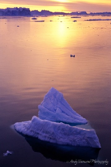 Cold, clean and icy, the Antarctic atmosphere is renowned for generating extraordinary colours. The<br />
vibrant oranges seen at sunset are caused by the long path of the sunlight through the atmosphere as<br />
the sun nears the horizon. Light is scattered by molecular gases and small ice crystals in the clouds.
