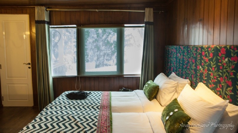 Twin beds overlooking a snowy landscape.