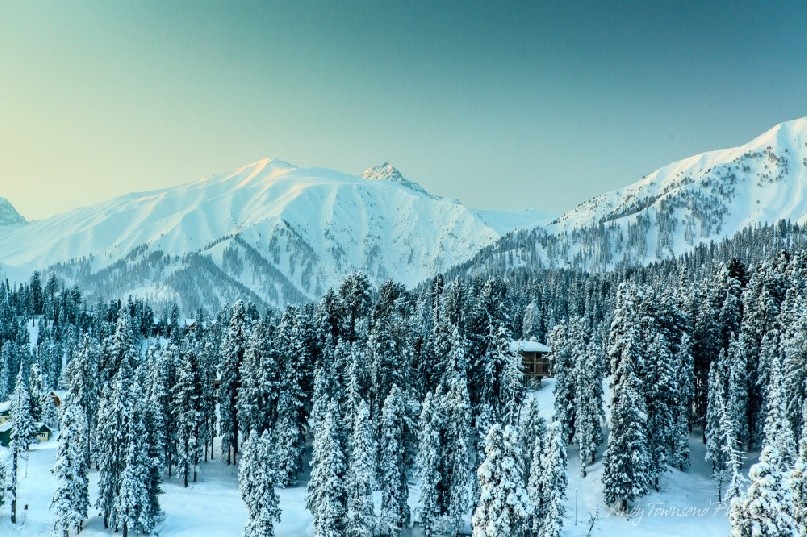 Looking south past the main Gulmarg range to Sunrise peak.
