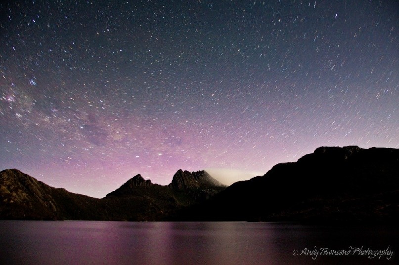 A southern lights (aurora australis) show over cradle mountain.